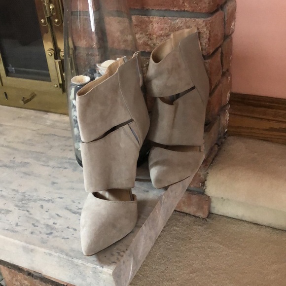 Gorgeous pair of grey/taupe dress shoes. Ladies 8. - Picture 2 of 9